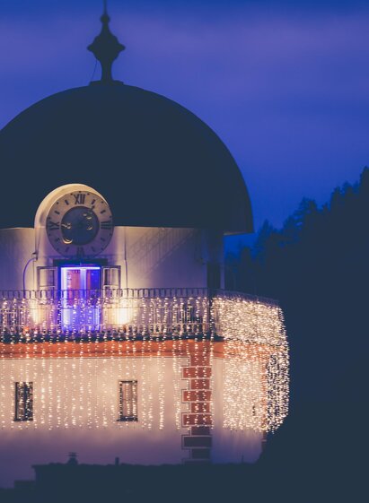Schwammerlturmbeleuchtung zur Adventszeit | © Freisinger