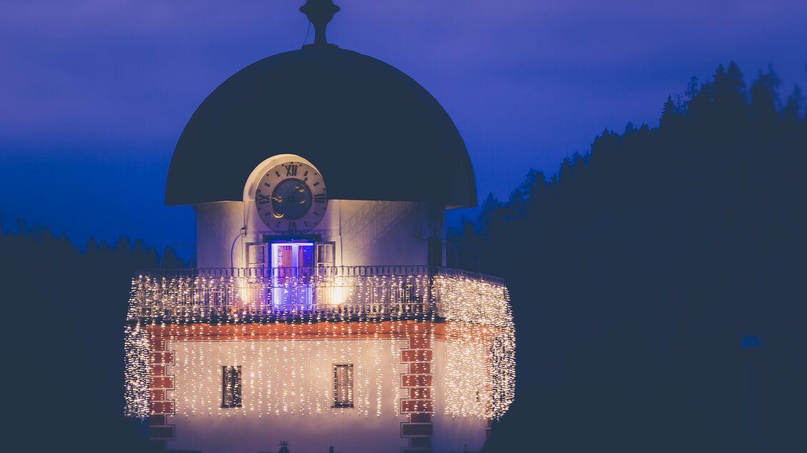 Schwammerlturmbeleuchtung zur Adventszeit | © Freisinger