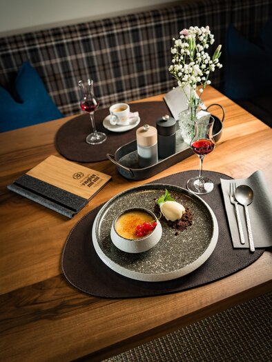 <p>A table set with coffee and crème brûlée, Swiss stone pine schnapps</p> | © Vagiss mi nit