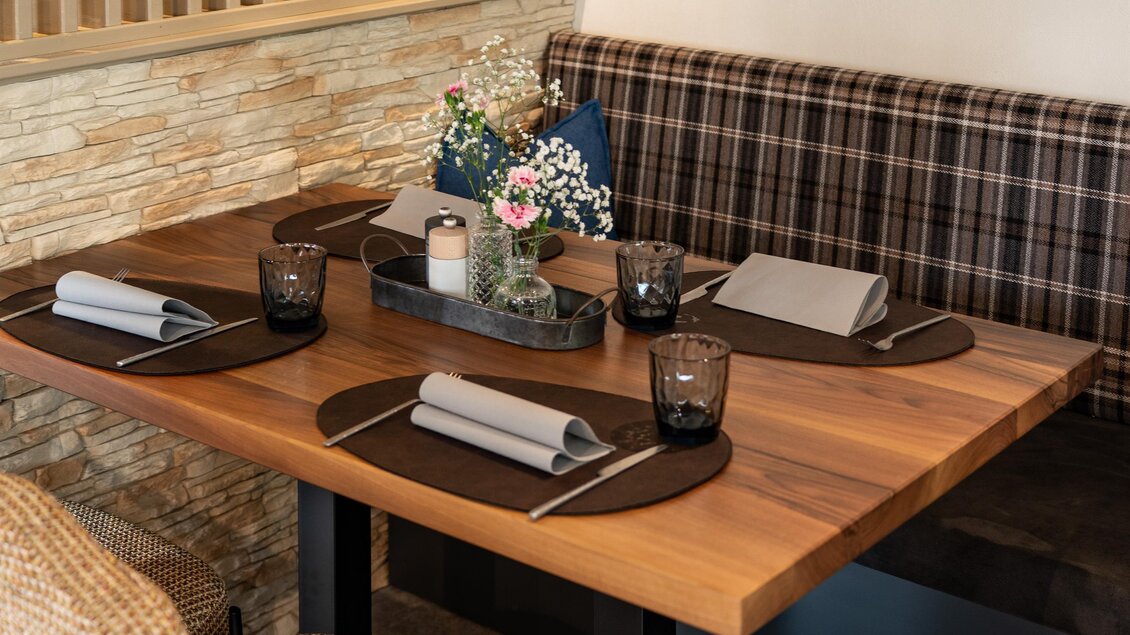 gemütlcher Tisch mit Sitzbank | © Vagiss mi nit