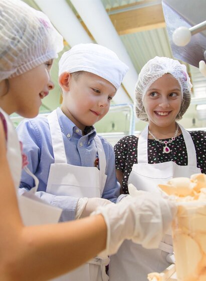 Kinder erleben die Eisproduktion hautnah | © Valentino Eismanufaktur | © Valentino Eismanufaktur