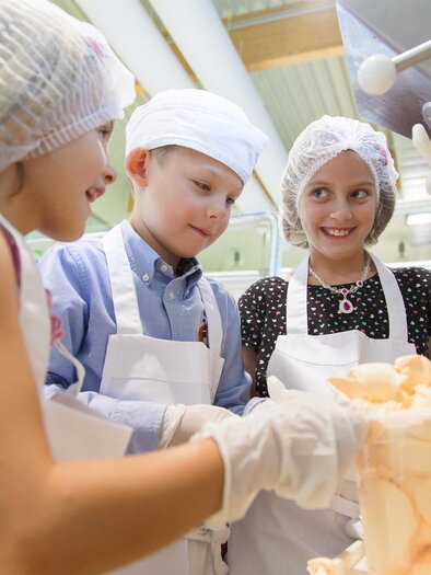 Kinder erleben die Eisproduktion hautnah | © Valentino Eismanufaktur