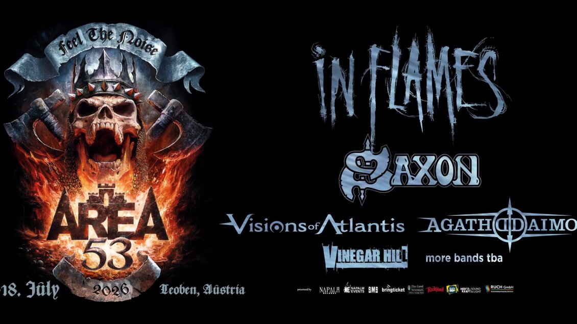 Ein Veranstaltungsbanner für das Musikfestival "Area 53" mit dem aufregenden Logo und dem Datum. Darunter sind die Namen berühmter Bands wie In Flames und Saxon aufgelistet. | © Kaufmann
