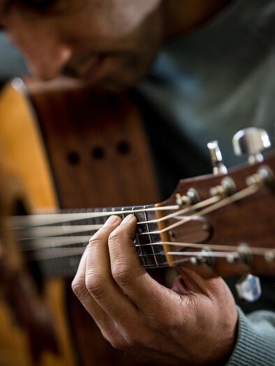 A man is playing the acoustic guitar | © Pixabay.com