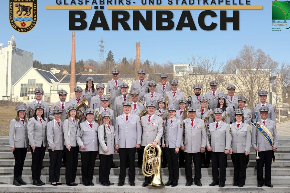 Die gesamten Mitglieder der Glasfabriks- und Stadtkapelle Bärnbach haben sich für das Gruppenbild aufgestellt.  | © Glasfabriks- und Stadkapelle Bärnbach