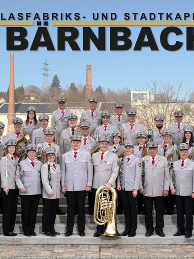 Die gesamten Mitglieder der Glasfabriks- und Stadtkapelle Bärnbach haben sich für das Gruppenbild aufgestellt.  | © Glasfabriks- und Stadkapelle Bärnbach