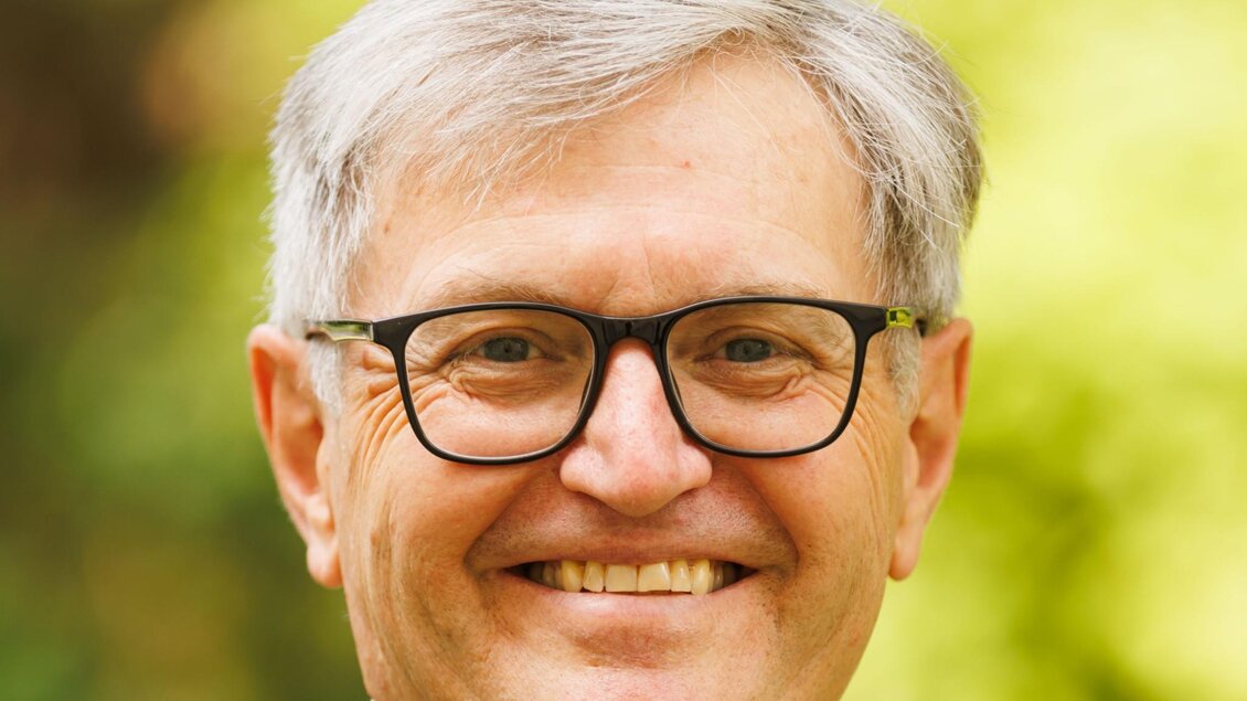 Johannes Chum als Portätbild, mit einem frühlingshaften Hintergrund.  | © Sonntagsblatt-Gerd Neuhold