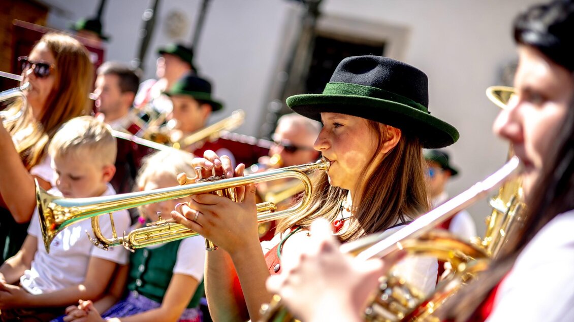 Junge Musikerin in Tracht spielt Trompete beim steirischen Volksfest in Graz. | © Ivents Kulturagentur-Erwin Scheriau