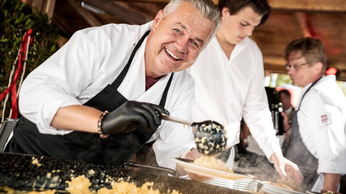 Koch portioniert frisch zubereitete Eierspeise auf dem Aufsteirern-Fest in Graz. | © Ivents Kulturagentur-Ulrike Rauch