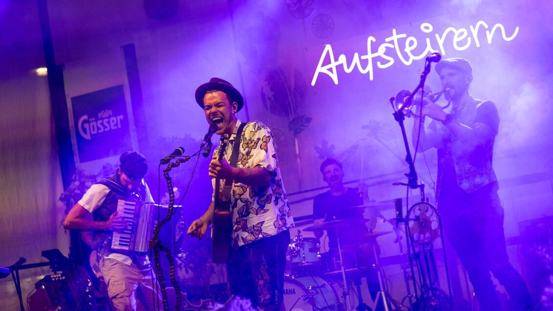 Band spielt mit Gitarre, Trompete und Akkordeon auf der Aufsteirern-Bühne in Graz. | © Ivents Kulturagentur-Erwin Scheriau