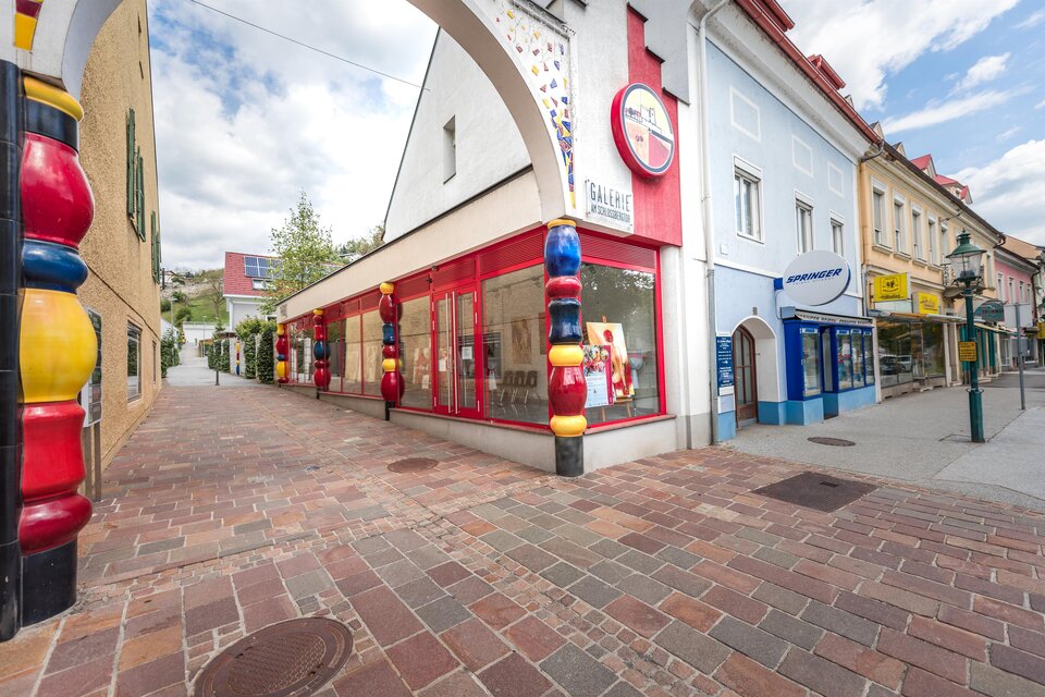 Die Galerie am Schlossbergtor in Voitsberg hat eine farbenfrohe Fassade im Stil von Hundertwasser, sie befindet sich im Zentrum von Voitsberg.  | © Lipizzanerheimat-DieAbbilderei