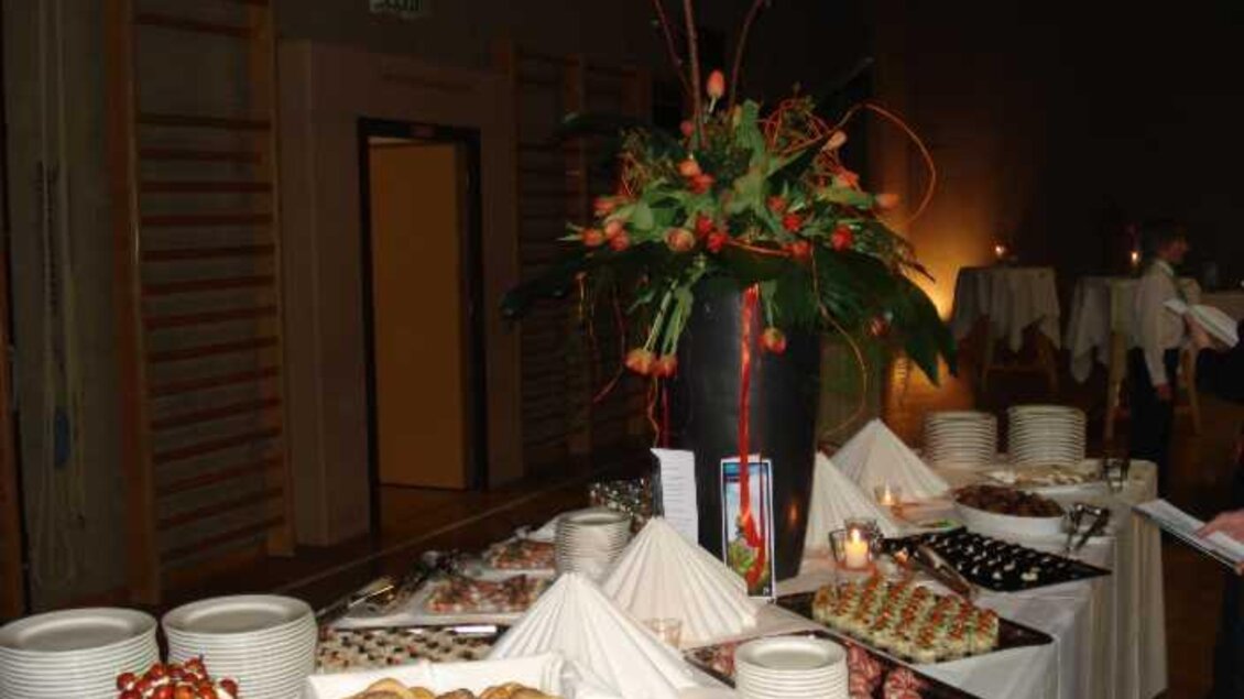 Ein elegantes Büfett mit verschiedenen Speisen und Getränken. Im Vordergrund stehen frische Blumen und zahlreiche Teller für die Gäste. | © Kurkommission Bad Blumau