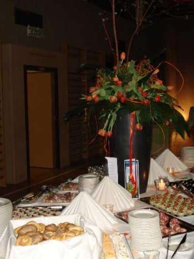 Ein elegantes Büfett mit verschiedenen Speisen und Getränken. Im Vordergrund stehen frische Blumen und zahlreiche Teller für die Gäste. | © Kurkommission Bad Blumau