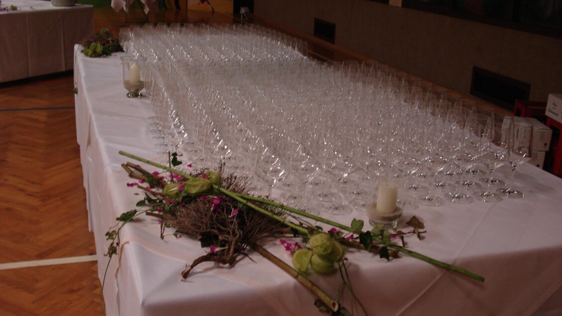 Ein festlich gedeckter Tisch mit einer Vielzahl von Gläsern. Auf dem Tisch liegen frische Blumen und Kerzen als Dekoration. | © Kurkommission Bad Blumau