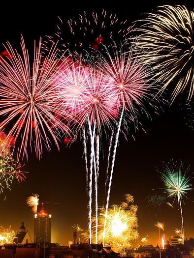 A colorful fireworks display illuminates the night sky. The colorful lights shine in various shapes and sizes. | © Pixabay