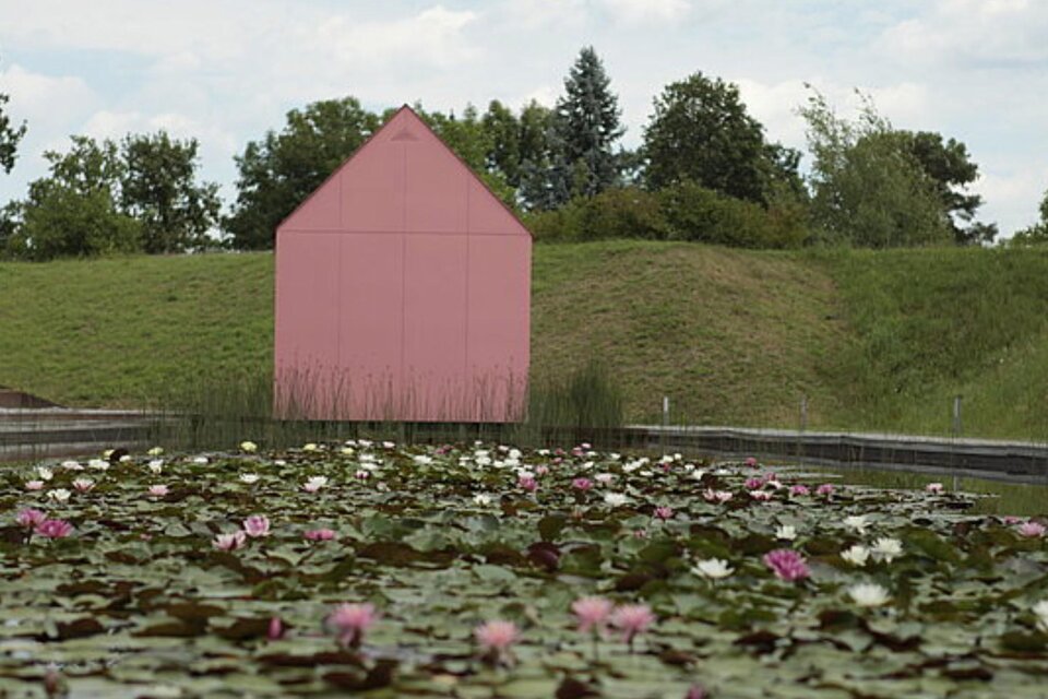 Rosa Kunstobjekt beim Seerosenteich im Skulpturenpark Premstätten, BLOOM-Reihe. | © Österreichischer Skulpturenpark