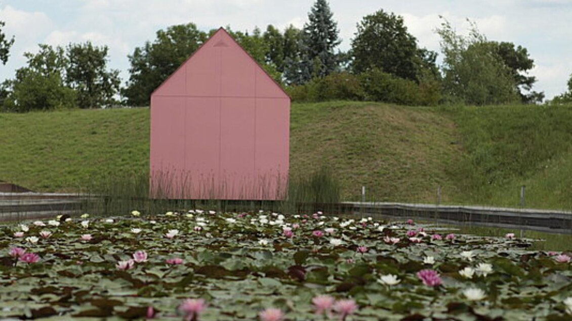 Rosa Kunstobjekt beim Seerosenteich im Skulpturenpark Premstätten, BLOOM-Reihe. | © Österreichischer Skulpturenpark