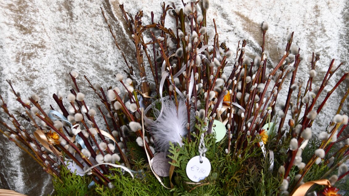 Ein wunderschöner Strauß mit Weidenkätzchen und verschiedenen Dekorationselementen. Die grüne Basis bringt eine frische Note in das Arrangement. | © Thermen- & Vulkanland