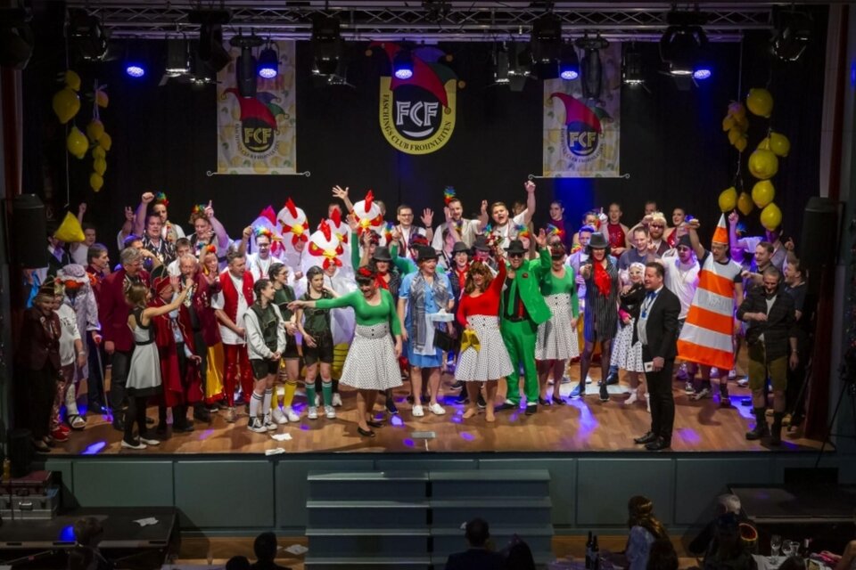 Große Gruppe kostümierter Menschen auf der Bühne im Volkshaus Frohnleiten. | © Rene Vidalli