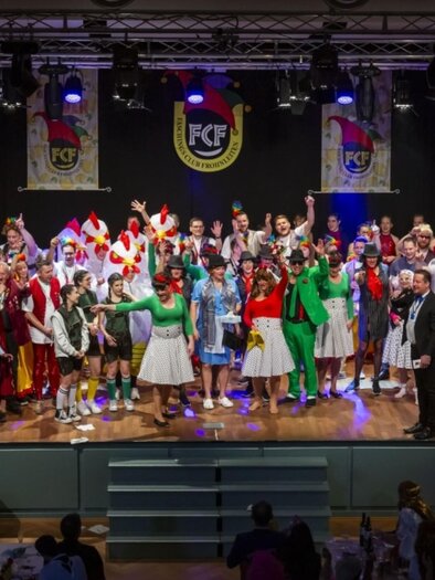Large group of costumed people on stage at the Volkshaus Frohnleiten. | © Rene Vidalli