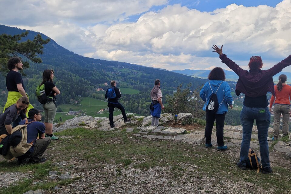 Wandergruppe am Dr.-Hans-Fuchs-Weg mit Blick Richtung Hohenberg.  | © Andrea Adler König