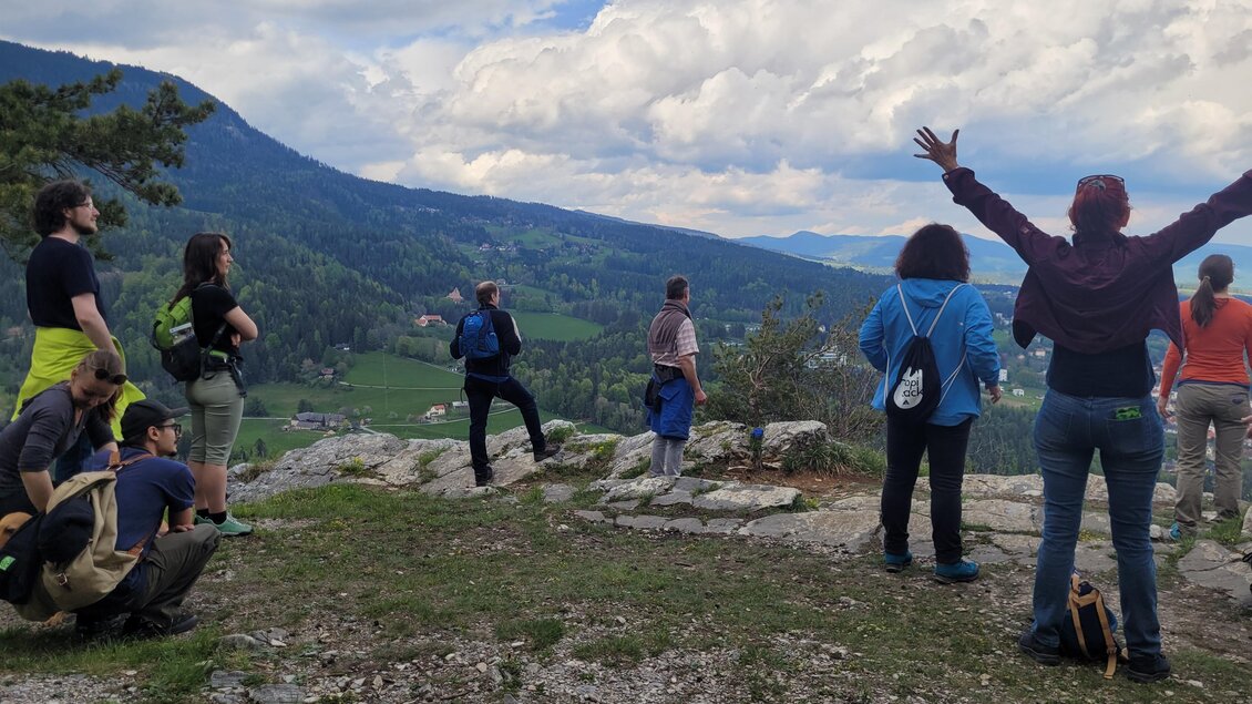 Wandergruppe am Dr.-Hans-Fuchs-Weg mit Blick Richtung Hohenberg.  | © Andrea Adler König