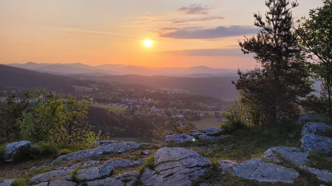 Felsiger Aussichtspunkt mit Blick auf Sonnenaufgang über Hohenstein. | © Andrea Adler König