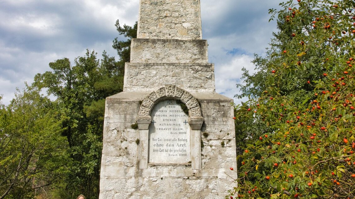 Historisches Steinmonument mit Inschrift am Novystein bei Bruck/Mur. | © WEGES