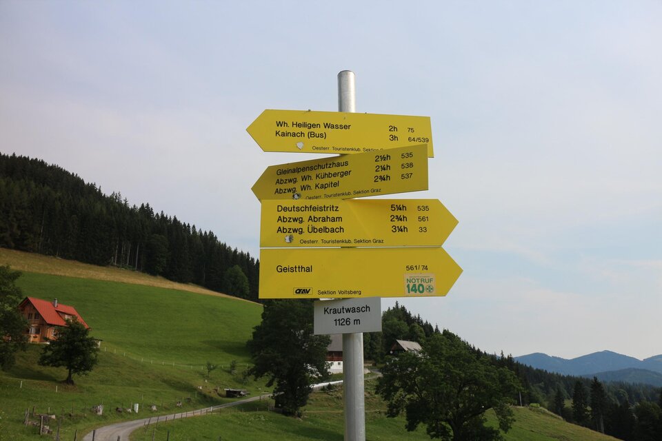 Gelbe Wanderschilder am Krautwasch auf 1126 m mit Wegweisern nach Geistthal und Deutschfeistritz. | © Heinz Kaltschmidt