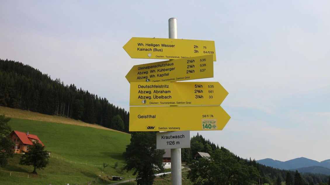 Gelbe Wanderschilder am Krautwasch auf 1126 m mit Wegweisern nach Geistthal und Deutschfeistritz. | © Heinz Kaltschmidt