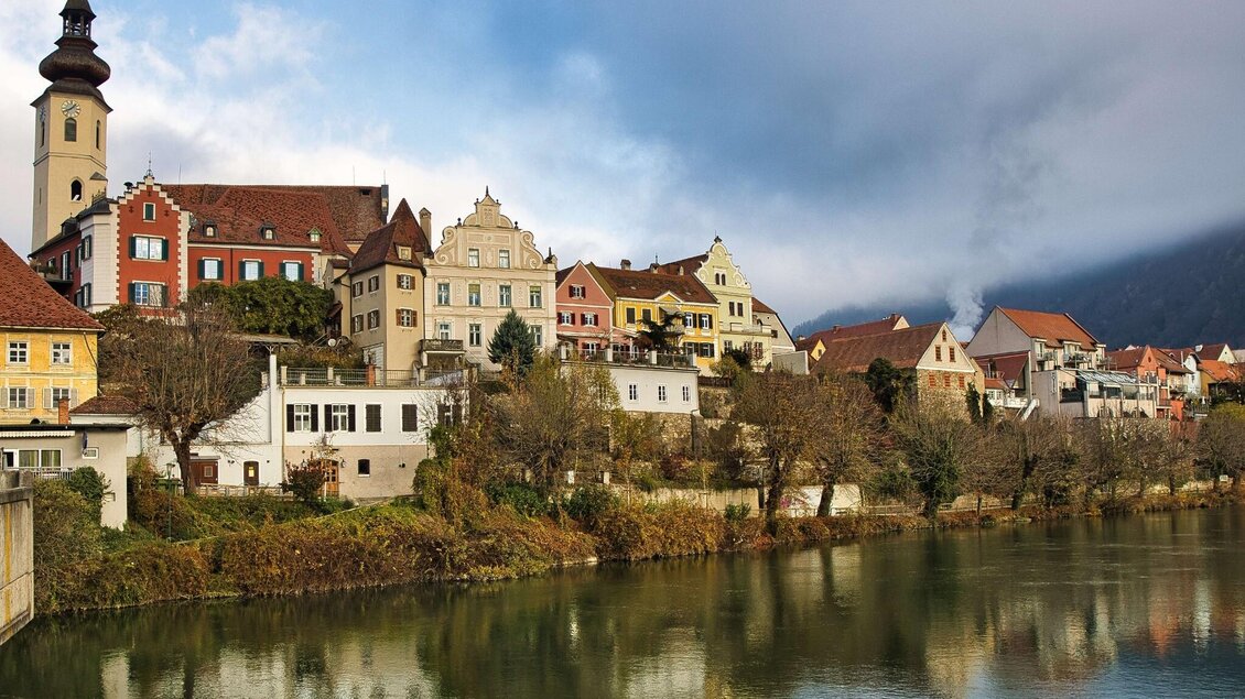 Blick auf die Altstadt von Frohnleiten mit Kirche und bunten Häusern am Ufer der Mur. | © WEGES