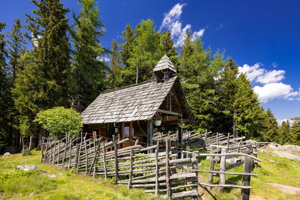 Kleine Holzkapelle mit Schindeldach am Waldrand am Reinischkogel. | © Region Graz-Harry Schiffer