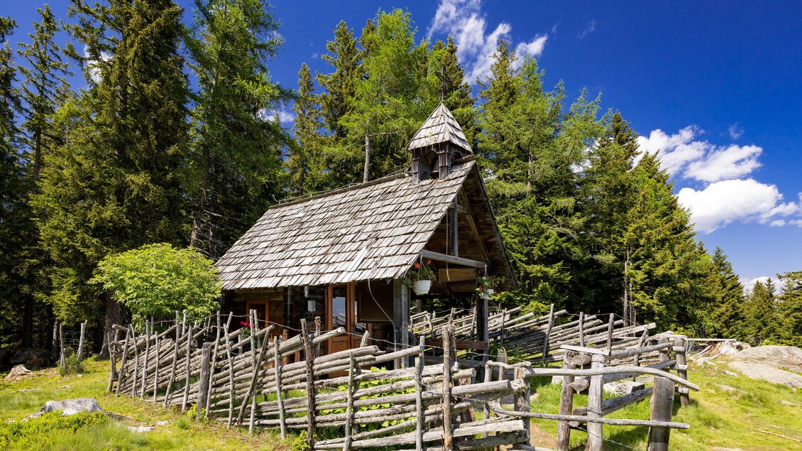 Kleine Holzkapelle mit Schindeldach am Waldrand am Reinischkogel. | © Region Graz-Harry Schiffer