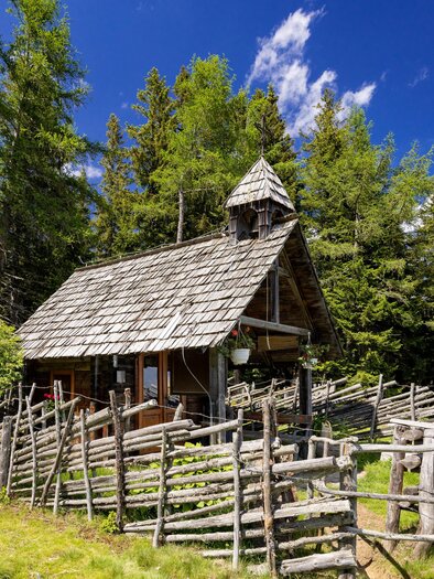 Kleine Holzkapelle mit Schindeldach am Waldrand am Reinischkogel. | © Region Graz-Harry Schiffer