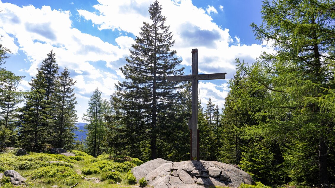 Holzkreuz auf Felsen im Wald am Gipfel des Reinischkogels in der Steiermark. | © Region Graz-Harry Schiffer