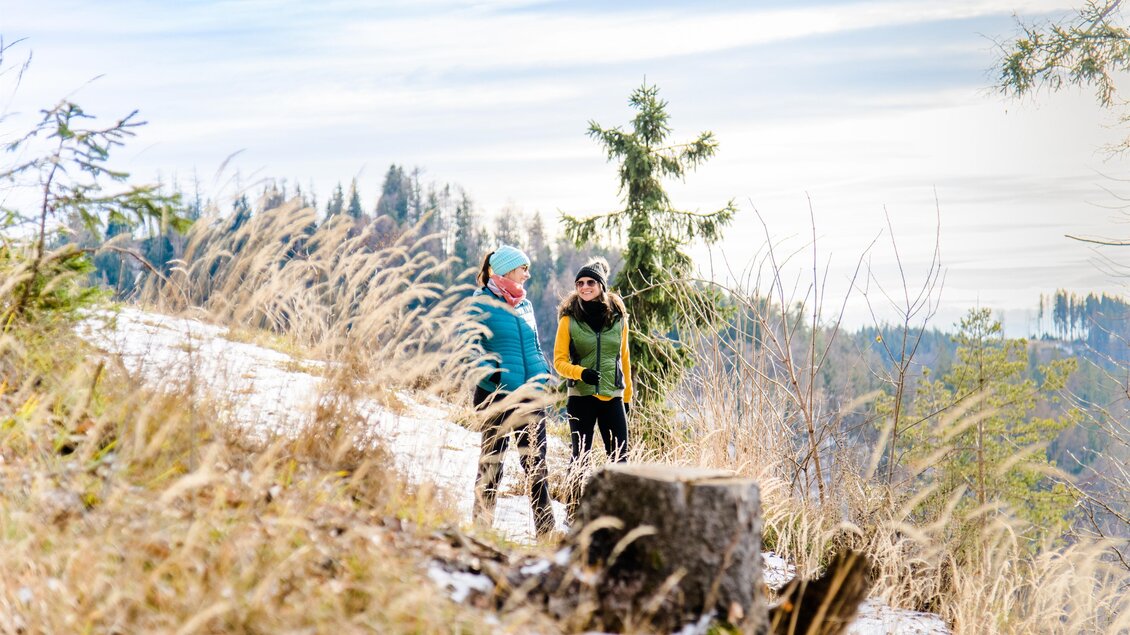 Zwei Frauen beim Winterwandern auf verschneitem Waldweg am Schöckl bei Graz. | © Region Graz-Mias Photoart