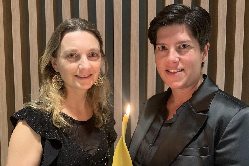 Zwei Musikerinnen des Duos TiPet mit Kerze im Kulturkeller Kalsdorf. | © Marktgemeinde Kalsdorf