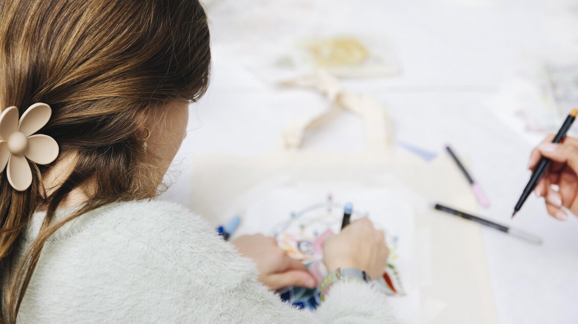 Ausstellerin bei ihrer grafischen Tätigkeit vor Ort | © Franziska Freiwald