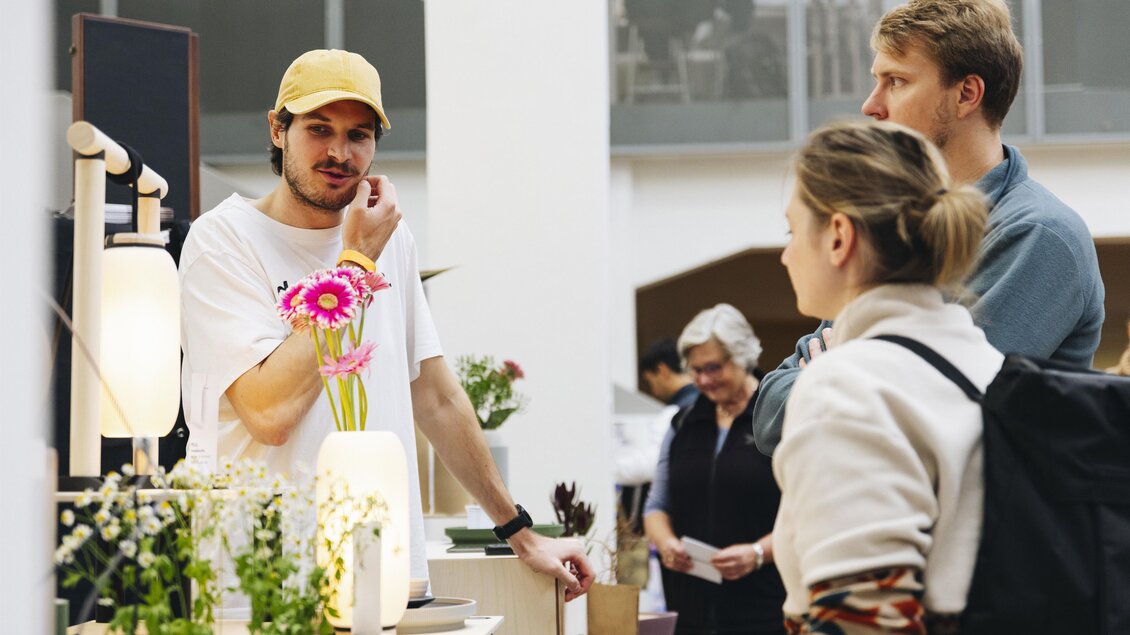 Verkaufsgepräch eines Ausstellers mit Kunden am Kunst- & Designmarkt Graz | © Franziska Freiwald