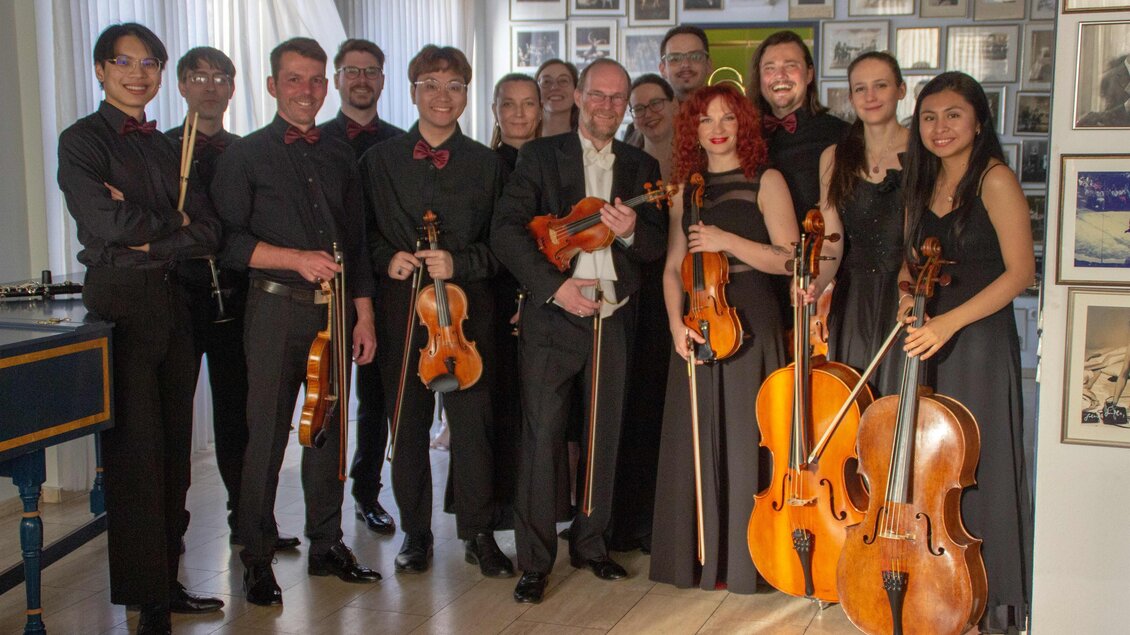 Gruppenfoto des Grazer Salonorchesters mit Instrumenten beim Neujahrskonzert in Laßnitzhöhe. | © Grazer Salonorchester