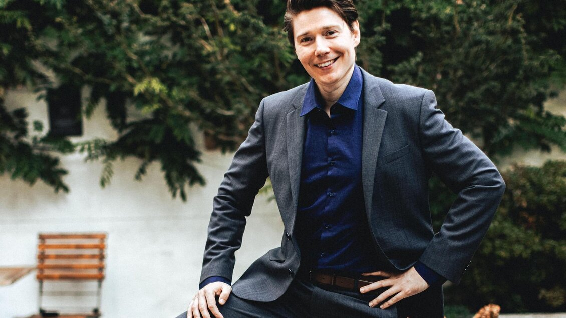 Porträt von Tenor Domen Fajnik im Anzug im Garten, beim Neujahrskonzert in Laßnitzhöhe. | © Domen Fajnik