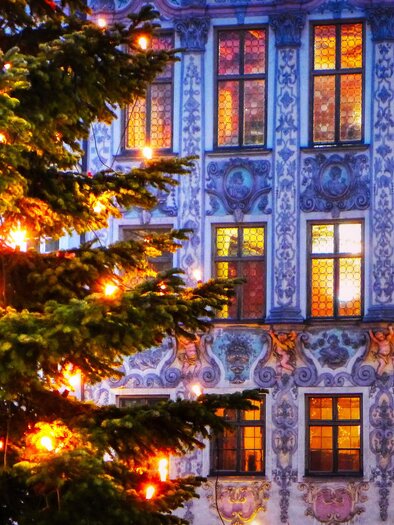 An autumn arrangement with cinnamon sticks, pine cones, and gingerbread stars. Nuts complete the festive atmosphere. | © Pixabay.com