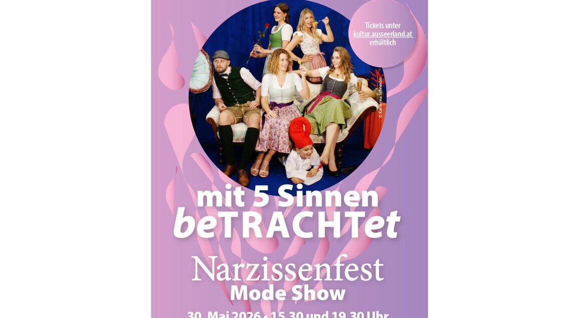 Ein Plakat für die Narzissenfest Modenschau zeigt fünf Models in traditionellen Kleidern und verschiedenen Stilen. Der Veranstaltungstermin ist der 30. Mai 2026 im Kur- und Congresshaus Bad Aussee. | © Narzissenfestverein
