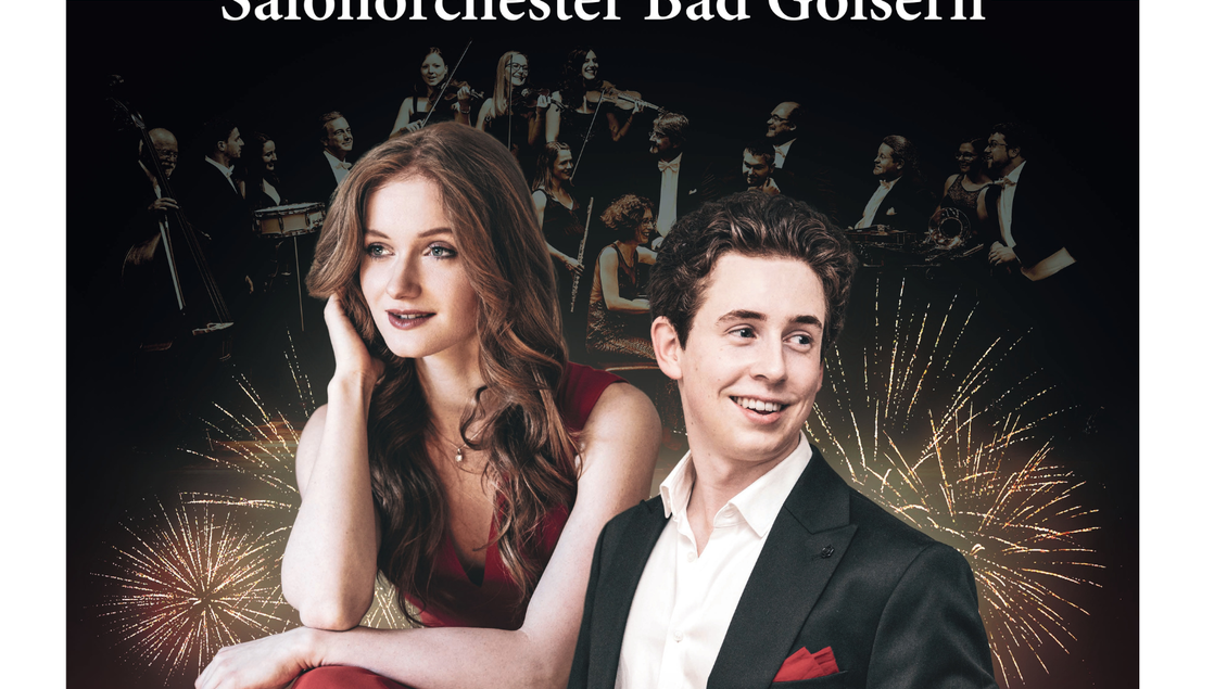Ein stilvolles Plakat für ein Konzert des Salonorchesters Bad Goisern. Die Bildmitte zeigt zwei junge Künstler, umgeben von feierlicher Atmosphäre und Musikern im Hintergrund. | © Salonorchester Bad Goisern