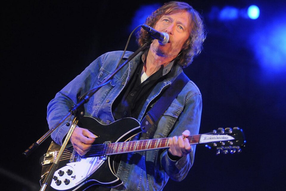 Ein Musiker spielt Gitarre auf der Bühne. Er trägt eine Jeansjacke und hat lange, lockige Haare. | © didilipkovich