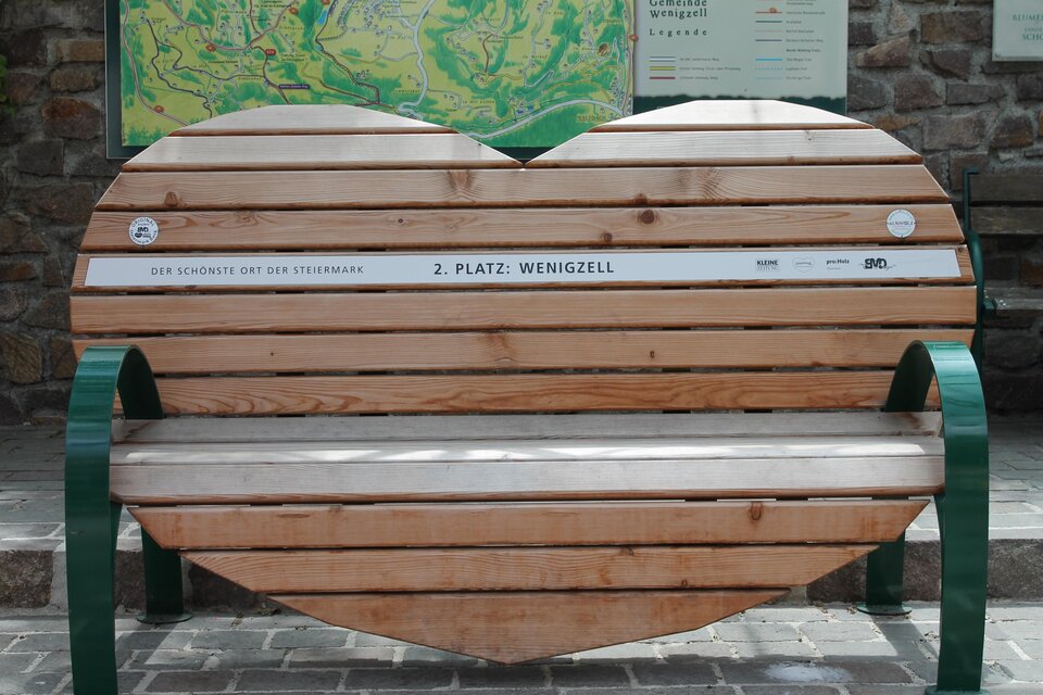 zu sehen ist ein Holz Bankerl. | © Birgit Kandlbauer