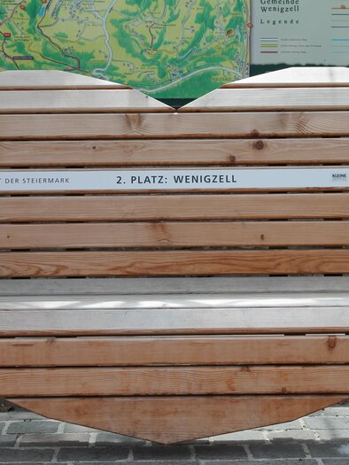 zu sehen ist ein Holz Bankerl. | © Birgit Kandlbauer