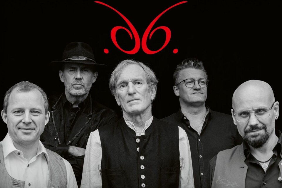 Fünf Männer posieren auf einer Holztreppe. Sie tragen verschiedene Kleidung und sehen lässig aus. | © Karl Steinegger