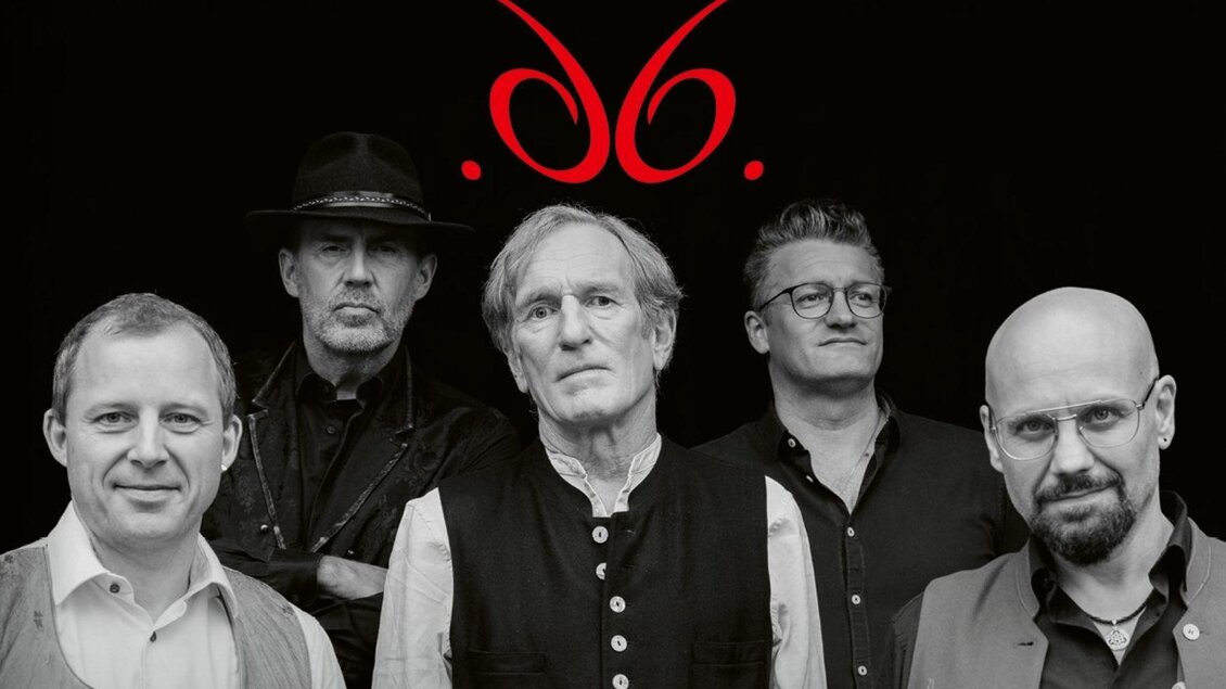 Fünf Männer posieren auf einer Holztreppe. Sie tragen verschiedene Kleidung und sehen lässig aus. | © Karl Steinegger