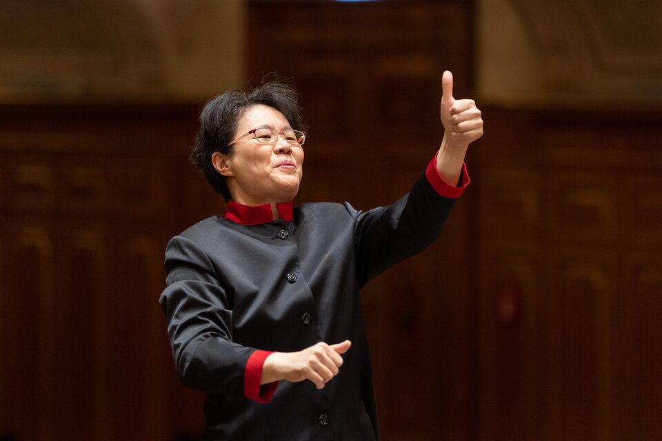 Die Dirigentin Mei-Ann Chen leitet mit Begeisterung und Hingabe das Orchester Receation im Stefaniensaal in Graz.  | © Nikola Milatovic